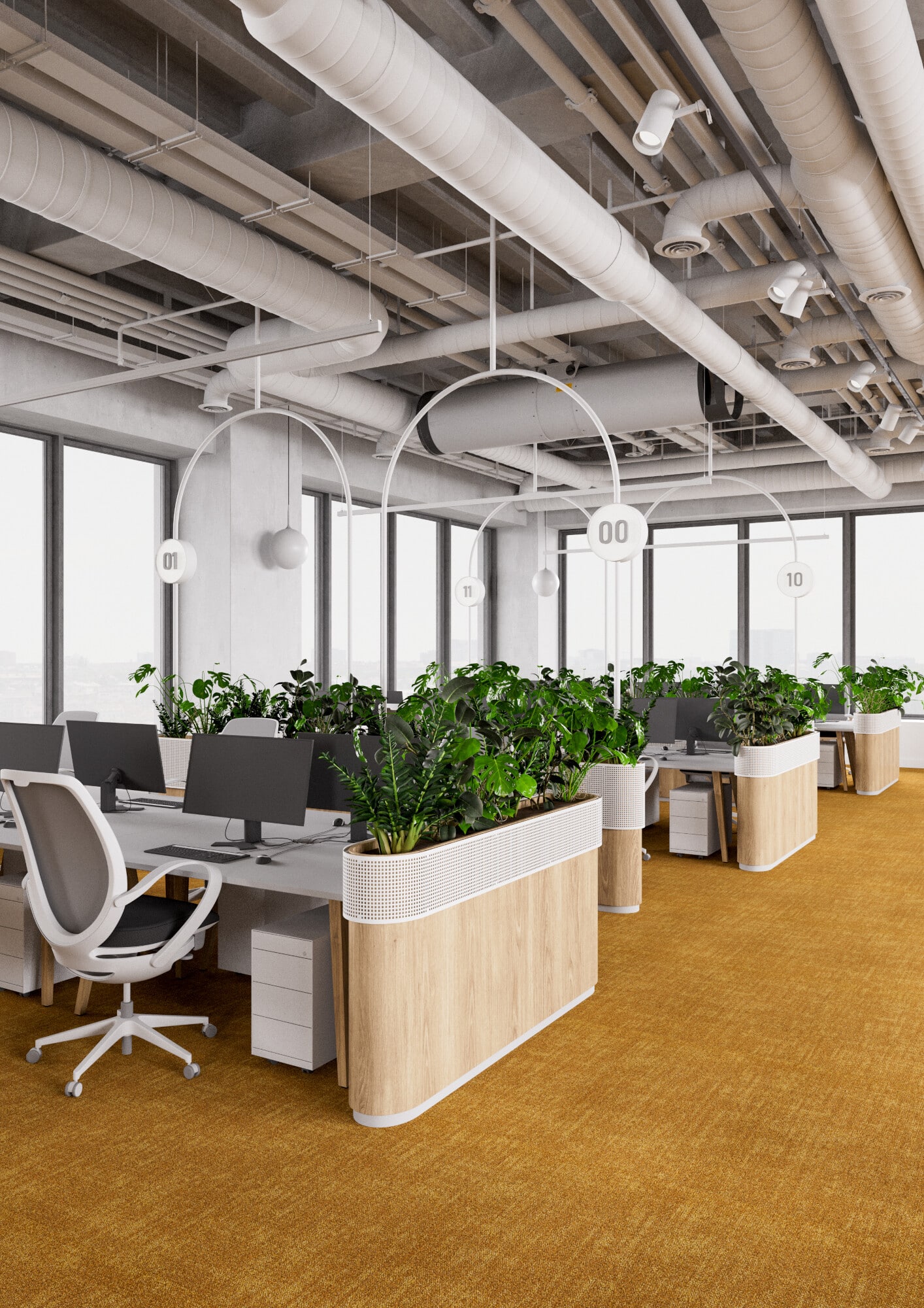 Ein modernes Büro mit großen Fenstern, hellen Wänden und einem Teppichboden in Orange. Mehrere Schreibtische sind mit Computern ausgestattet und von Pflanzen in Holz- und Gitterbehältern umgeben. An der Decke verlaufen sichtbare Rohre und es hängen runde Leuchten mit Nummerierungen.