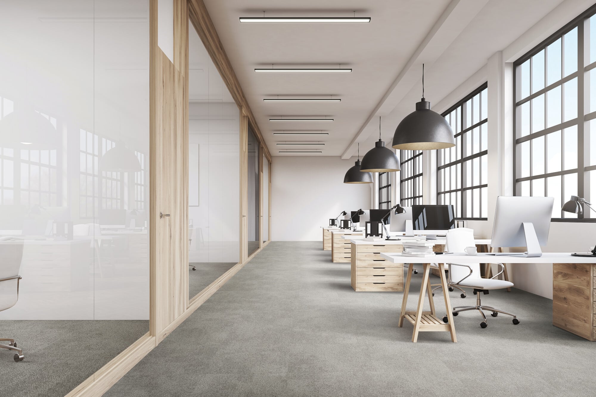 Ein modernes, helles Büro mit großen Fenstern, die viel Tageslicht hereinlassen. Die Wände sind aus Holz und Glas, und die Arbeitsplätze sind mit minimalistischen Möbeln ausgestattet. Es gibt mehrere Schreibtische mit Computern, Lampen und Büromaterialien. Die Decke ist mit eleganten, hängenden Lampen ausgestattet, die eine angenehme Beleuchtung bieten. Der Boden ist mit grauem Teppich ausgelegt.