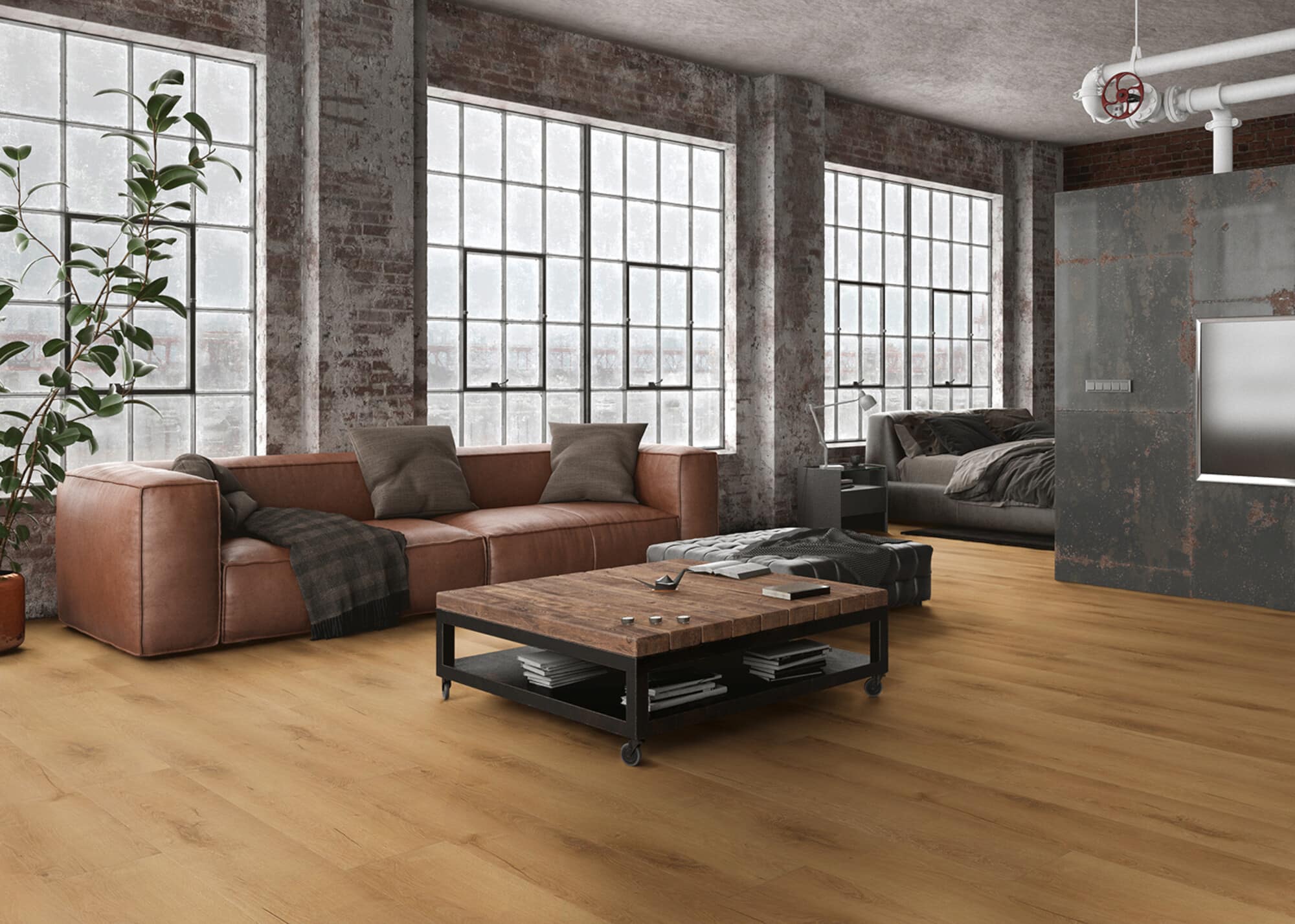 Ein modernes Wohnzimmer mit einem braunen Ledersofa, einem Holztisch mit schwarzem Gestell, großen Fenstern, die viel natürliches Licht hereinlassen, und einem rustikalen industriellen Stil. An einer Wand ist eine graue Betonfläche zu sehen, während der Boden aus hellem Holz besteht.