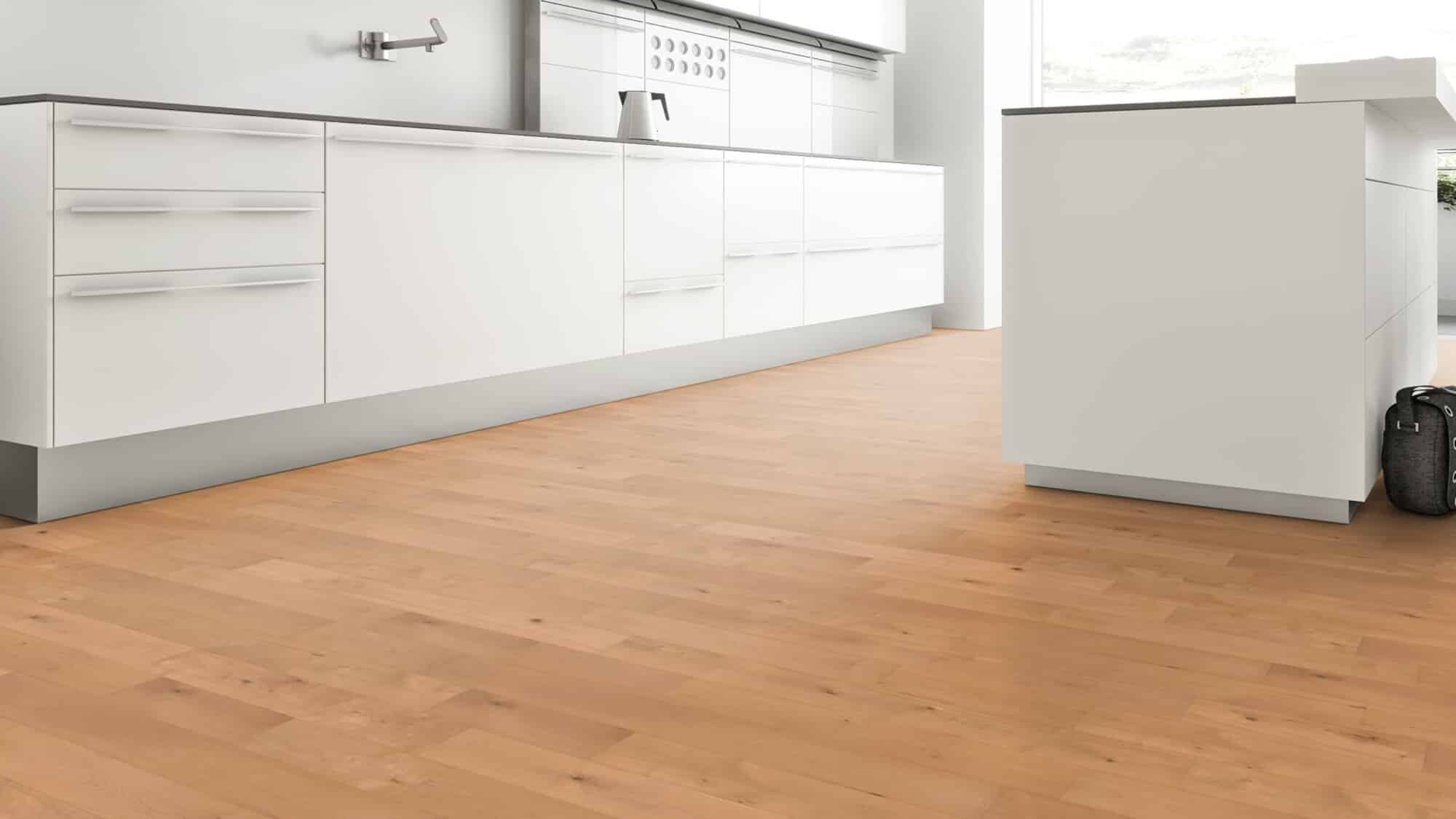 Moderne Küche mit weißen Schränken, hellen Holzfußboden und minimalistischem Design. Ein Küchentresen ist im Vordergrund sichtbar.
