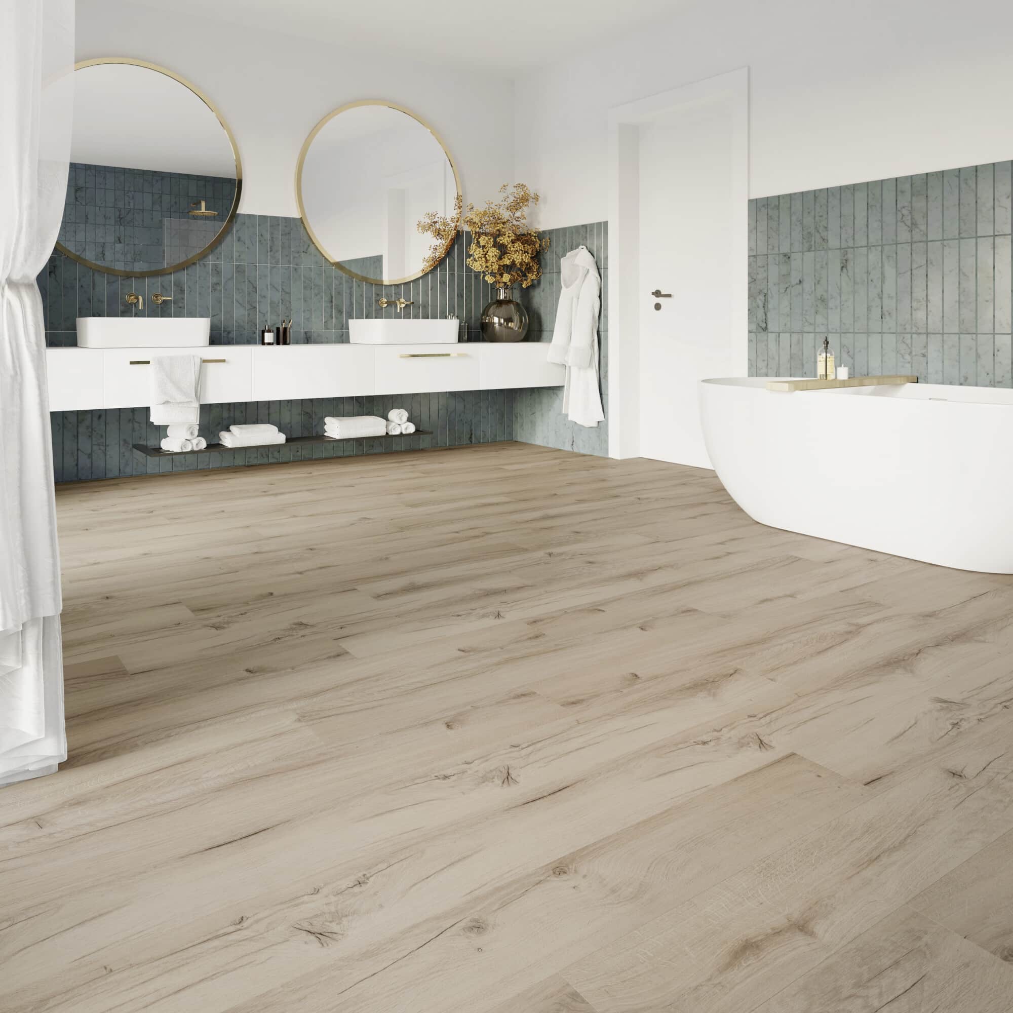 Ein modernes Badezimmer mit Holzfußboden, einer weißen freistehenden Badewanne und einem eleganten Waschbecken mit zwei Spiegeln. Die Wände sind teilweise in einem grünen Fliesenmuster gestaltet, und dekorative Elemente wie frische Handtücher und ein Blumenarrangement verleihen dem Raum eine einladende Atmosphäre.