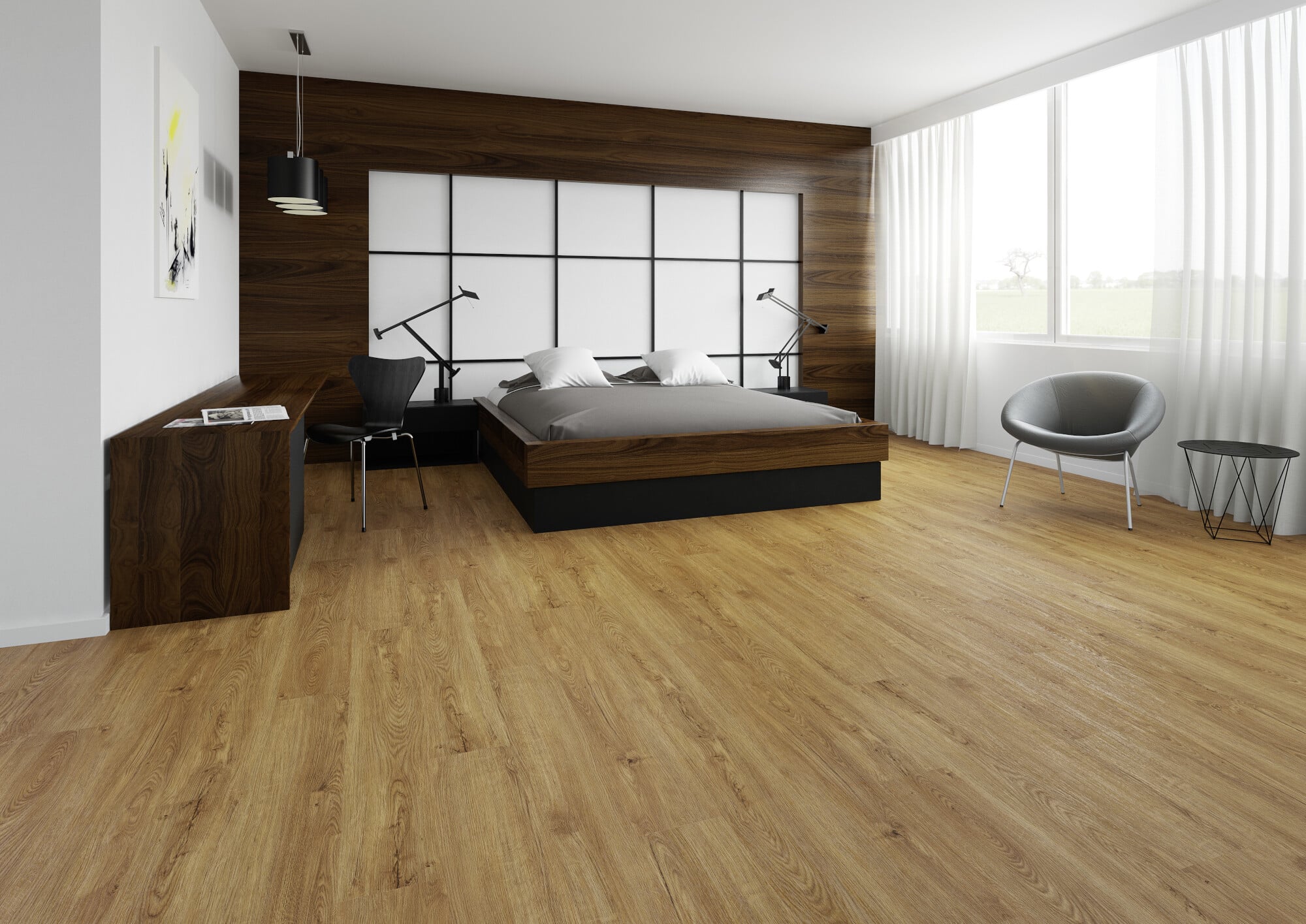 Ein modernes Schlafzimmer mit einem großen Doppelbett, einer Holzverkleidung an der Wand, einem Schreibtisch und einem Stuhl. Der Boden ist aus hellem Holz, und große Fenster mit weißen Vorhängen lassen viel Tageslicht herein. Ein stilvoller Sessel und ein kleiner Tisch ergänzen die Einrichtung.