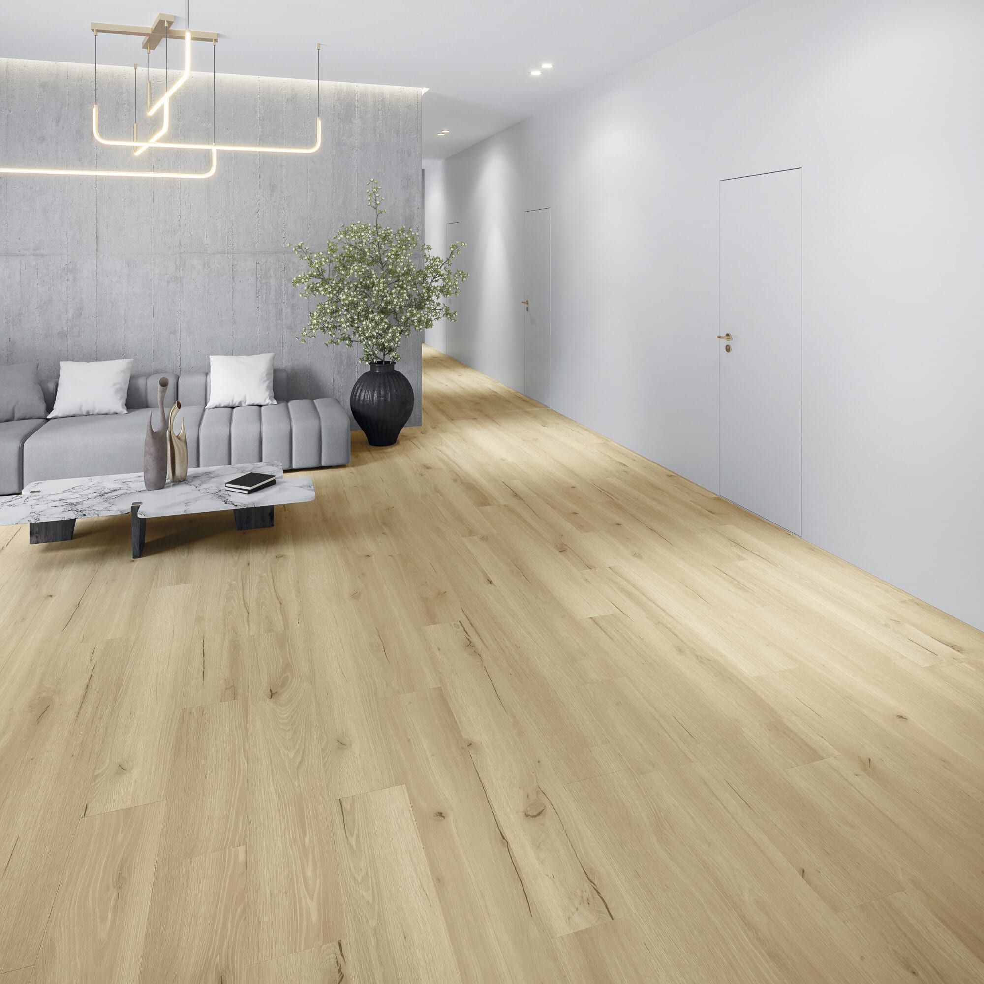 Heller, moderner Raum mit Holzfußboden, einem grauen Sofa, einem Couchtisch aus Marmor und einem großen, schwarzen Pflanzgefäß mit grünen Pflanzen. An der Wand sind zwei Türen und eine minimalistische Beleuchtung sichtbar.