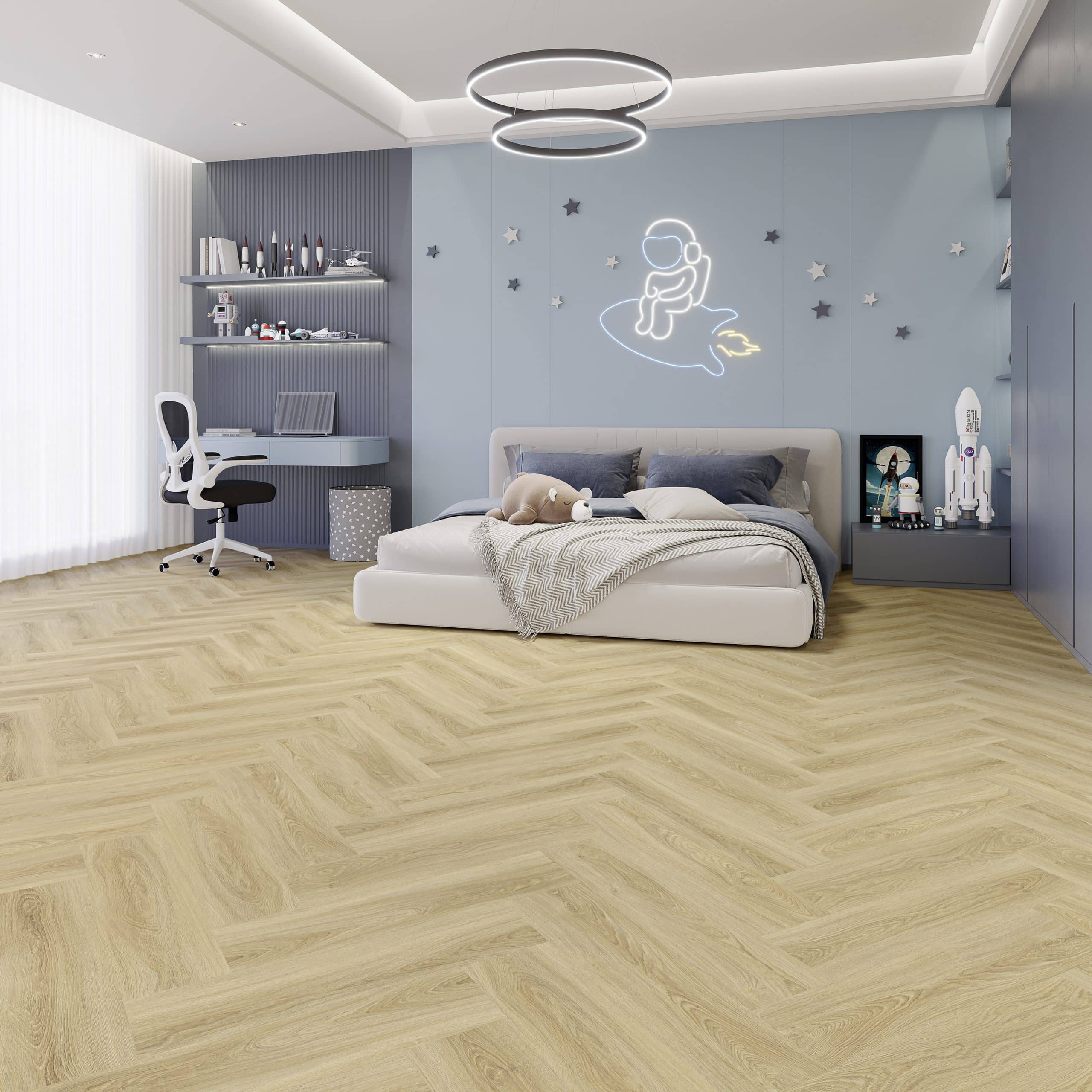 Ein modernes Kinderzimmer mit einem hellen Holzboden im Fischgrätenmuster, einem weißen Bett mit grauer Bettwäsche, einem Schreibtisch mit einem ergonomischen Stuhl und einer Wanddekoration mit einem leuchtenden Astronautenmotiv. An der Wand sind Sterne und Spielzeugmodelle dekorativ angeordnet. Ein großes Fenster sorgt für viel Tageslicht.