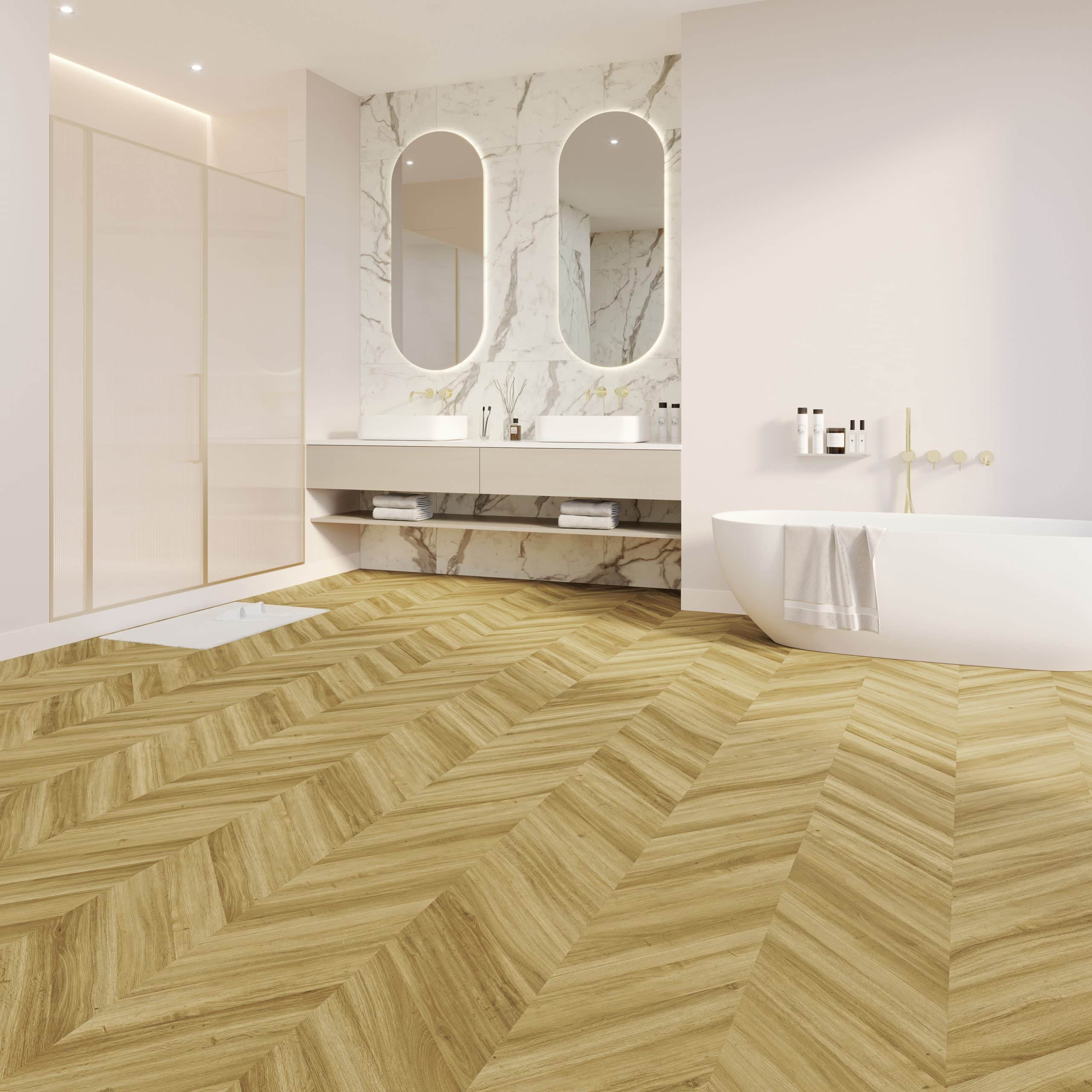Ein modernes Badezimmer mit einem eleganten, hellen Holzfußboden im Fischgrätmuster. Die Wände sind in sanften Pastelltönen gehalten, während die Waschbecken und Spiegel in einem stilvollen, weißen Design gestaltet sind. Eine freistehende Badewanne ergänzt die luxuriöse Atmosphäre.