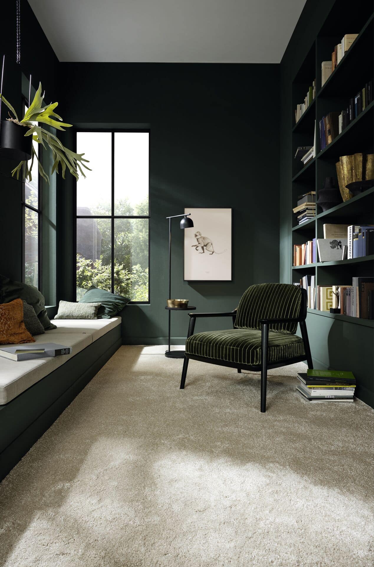 Ein stilvoll eingerichteter Raum mit dunklen Wänden, einem gemütlichen Fensterplatz, einem modernen Sessel mit Streifenmuster und einem Stehlampe. Ein Bücherregal mit verschiedenen Büchern und eine Pflanze im Fenster runden das Bild ab. Das Licht fällt sanft durch das Fenster und schafft eine einladende Atmosphäre.