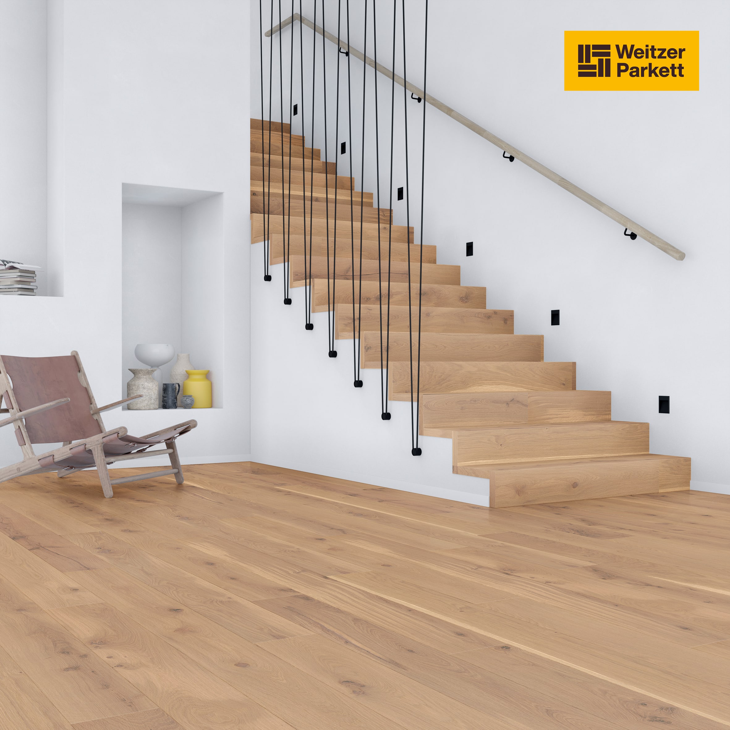 Ein modern gestalteter Innenraum mit einer Holztreppe, die an einer weißen Wand entlangführt. Der Boden ist aus hellem Holz, und ein einfacher, bequemer Stuhl steht im Vordergrund. In einer Nische sind dekorative Objekte und eine farbige Vase platziert. Im oberen rechten Bereich ist das Logo von Weitzer Parkett sichtbar.
