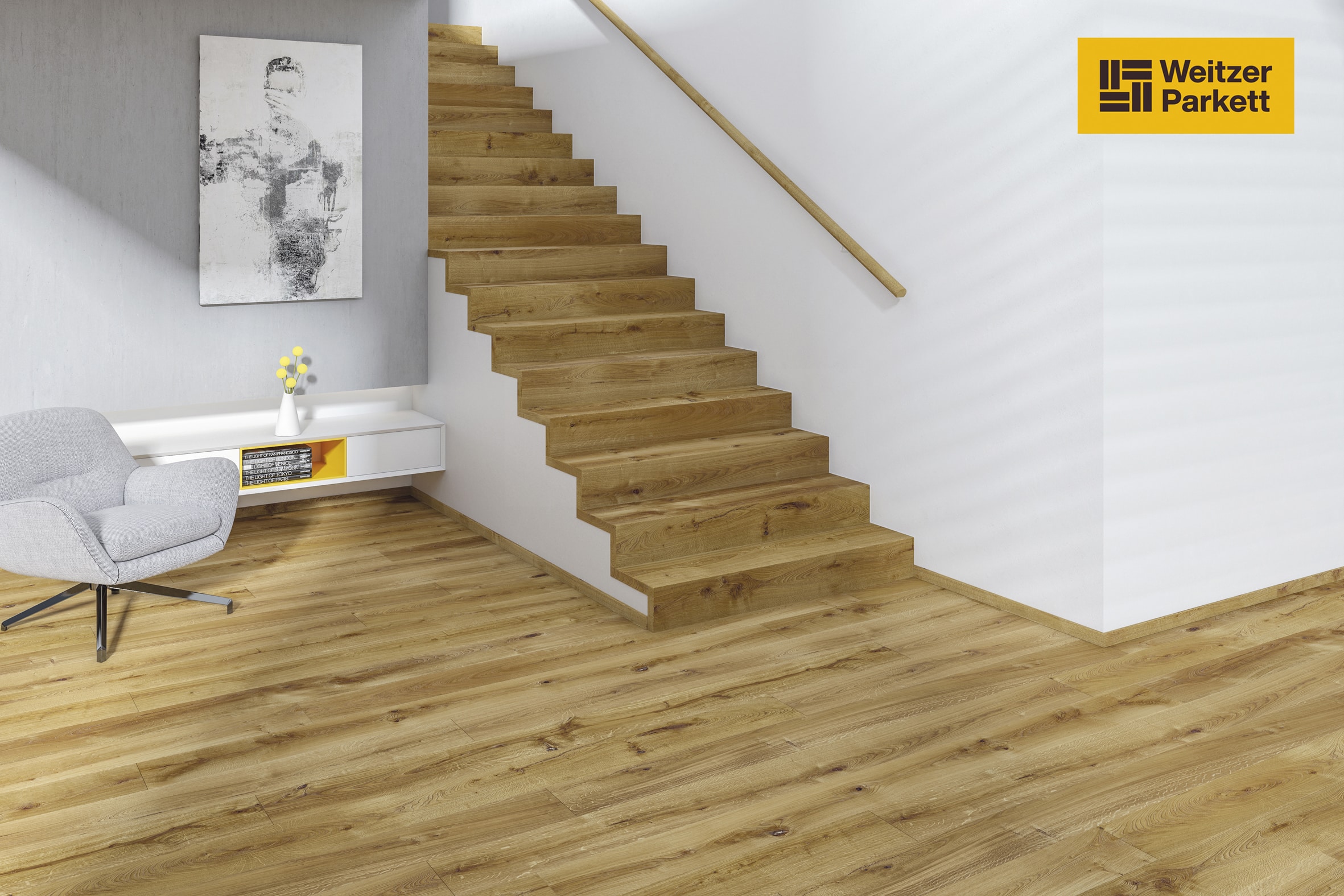 Ein moderner Innenraum mit einem hellen Holzboden, einer eleganten Treppe aus Holz und einem grauen Sessel. An der Wand hängt ein abstraktes Kunstwerk, und ein minimalistisches Sideboard mit einer Vase und Büchern ergänzt die Einrichtung.
