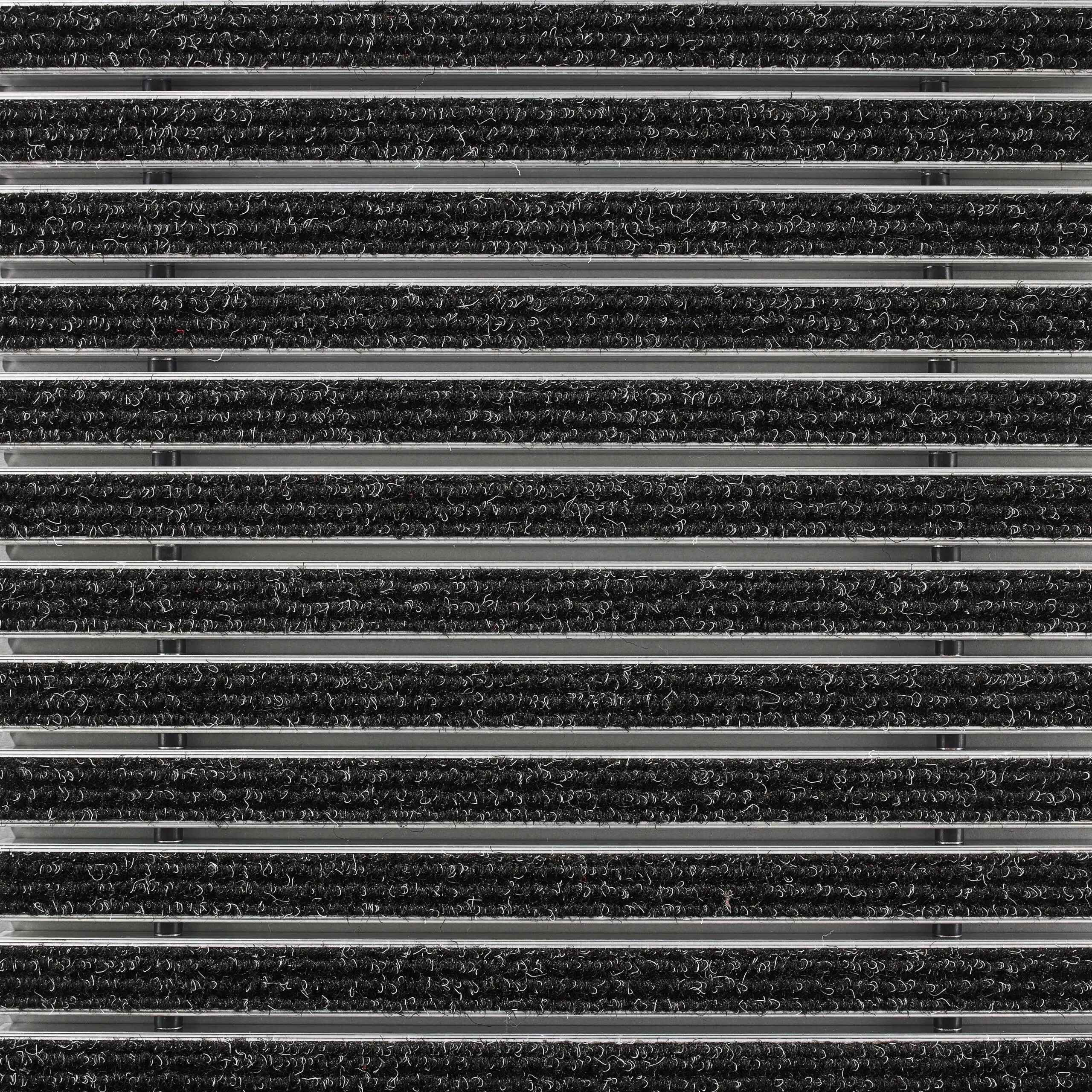 Eine strukturierte Oberfläche mit horizontalen Streifen in Schwarz und silbernen Akzenten, die eine moderne und elegante Anmutung vermittelt.